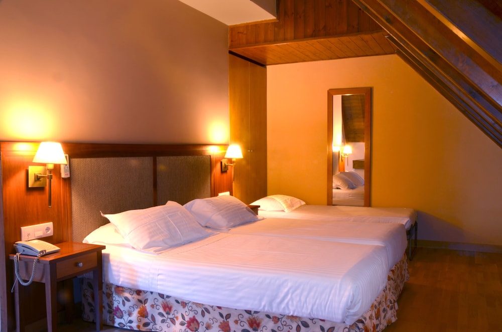 Triple Room (2 single beds + 1 extra bed)