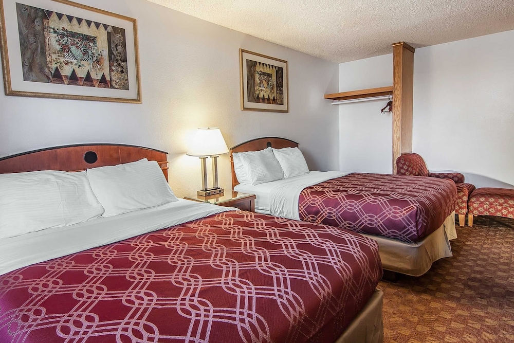 Standard Room, 2 Queen Beds - Photo 8