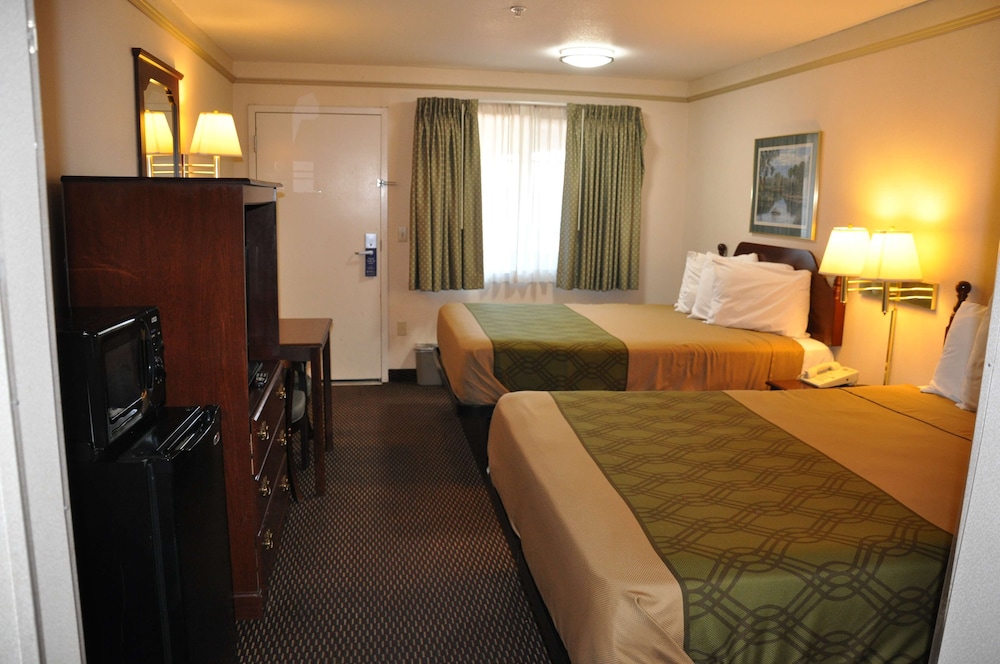 Standard Room, 2 Queen Beds, Non Smoking, Refrigerator & Microwave photo 2
