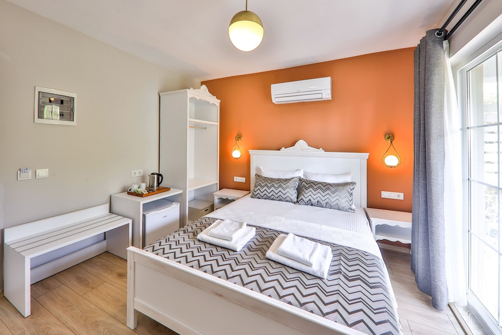 Standard Double Room, 1 King Bed, Sea View - Photo 3