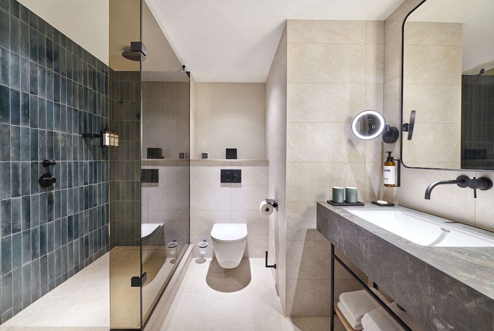 Suite (Regency, High Street View)