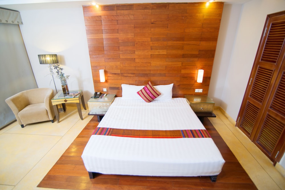 Suite, 1 King Bed, River View photo 3