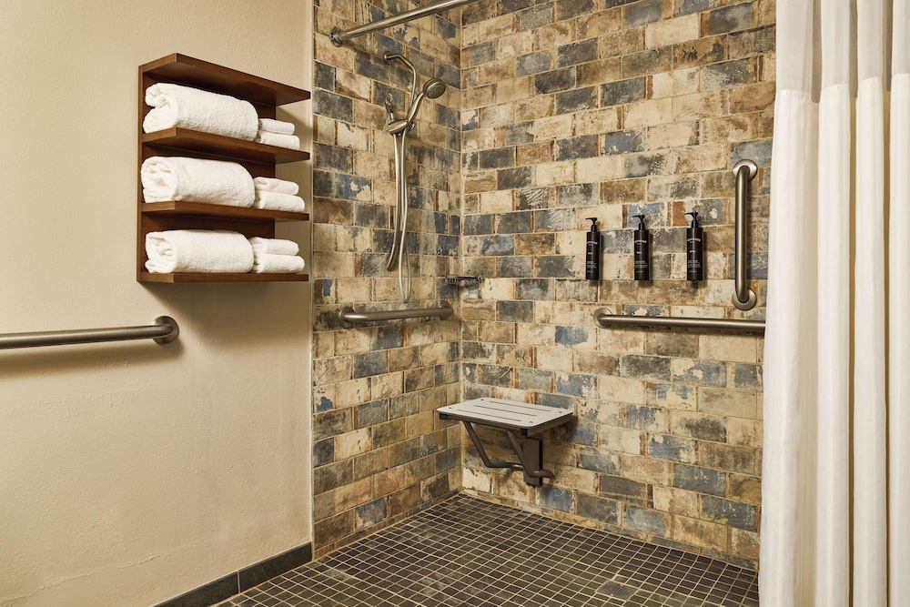 Room, 2 Queen Beds, Accessible (Mobility & Hearing, 3x3 Shower) - Photo 4
