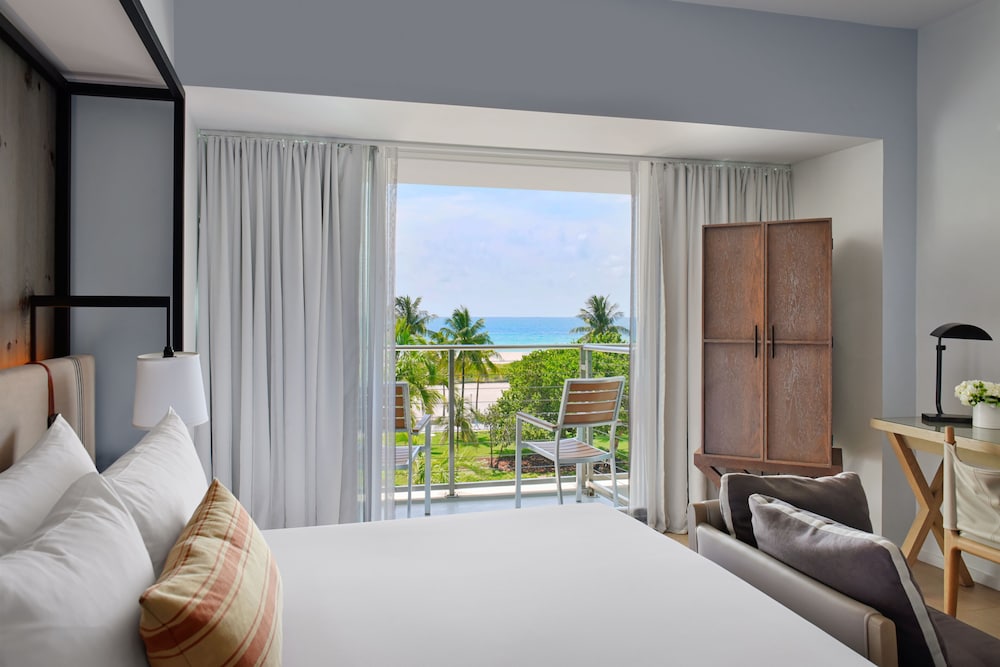 King Suite with Balcony - Photo 6
