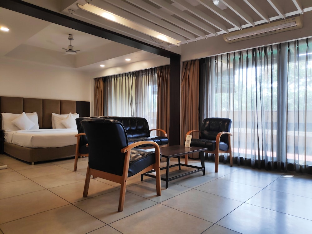 Suite - Photo 11