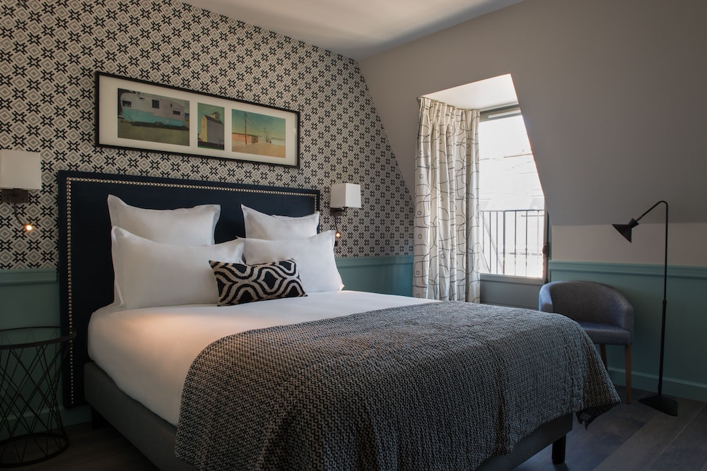 Deluxe Room thumbnail 5