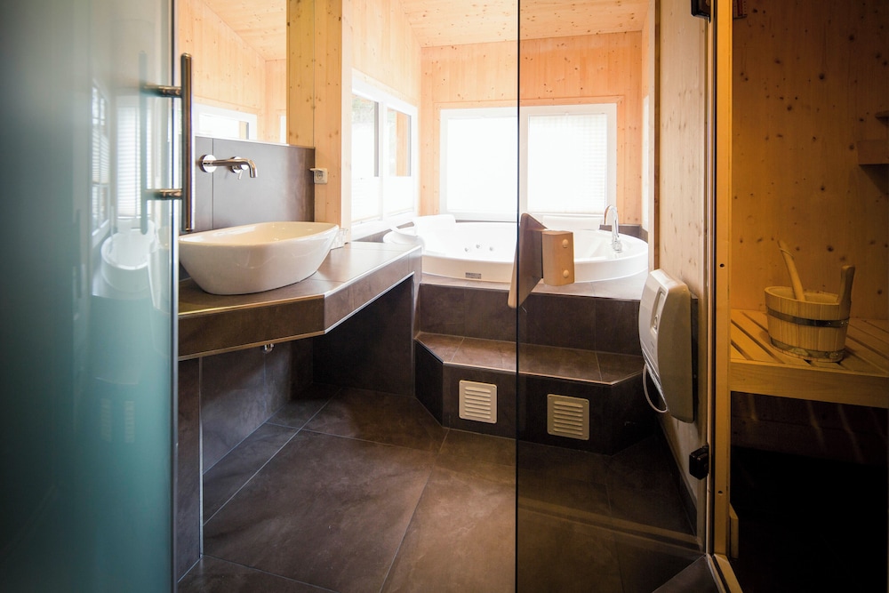 Ferienhaus # 22 mit Sauna & Whirlpool innen
