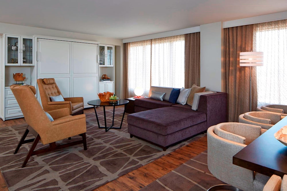 Suite, 1 King Bed - Photo 2