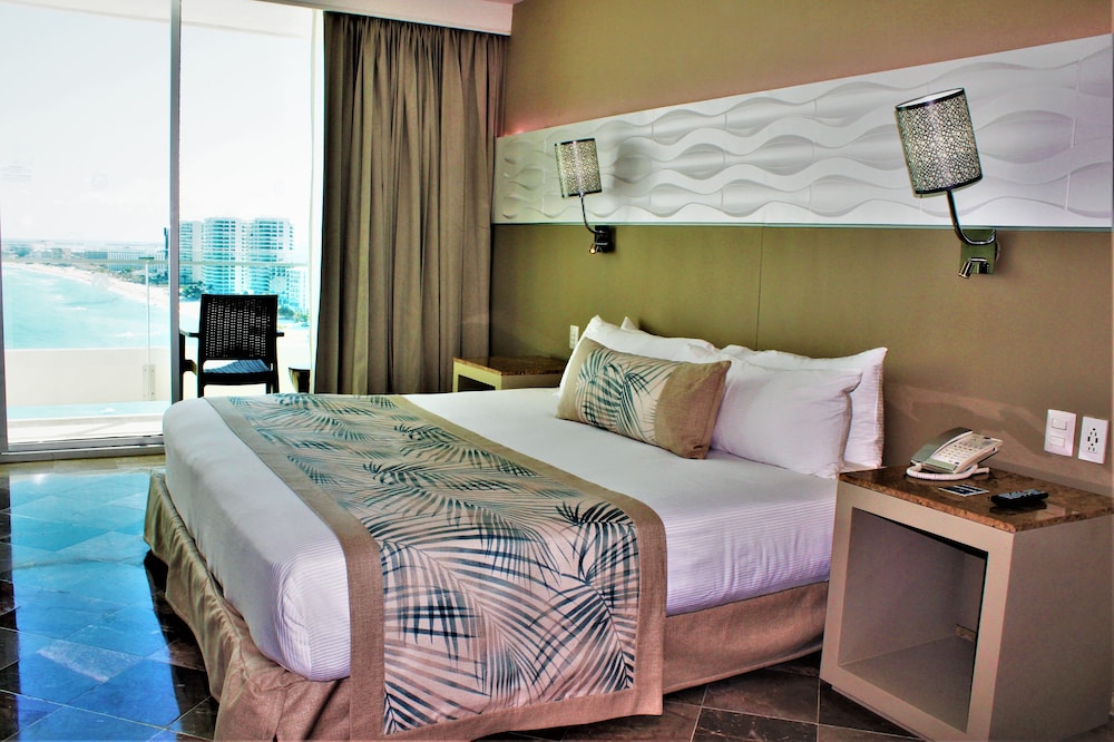 Superior Room, 1 King Bed, Ocean View - Photo 2