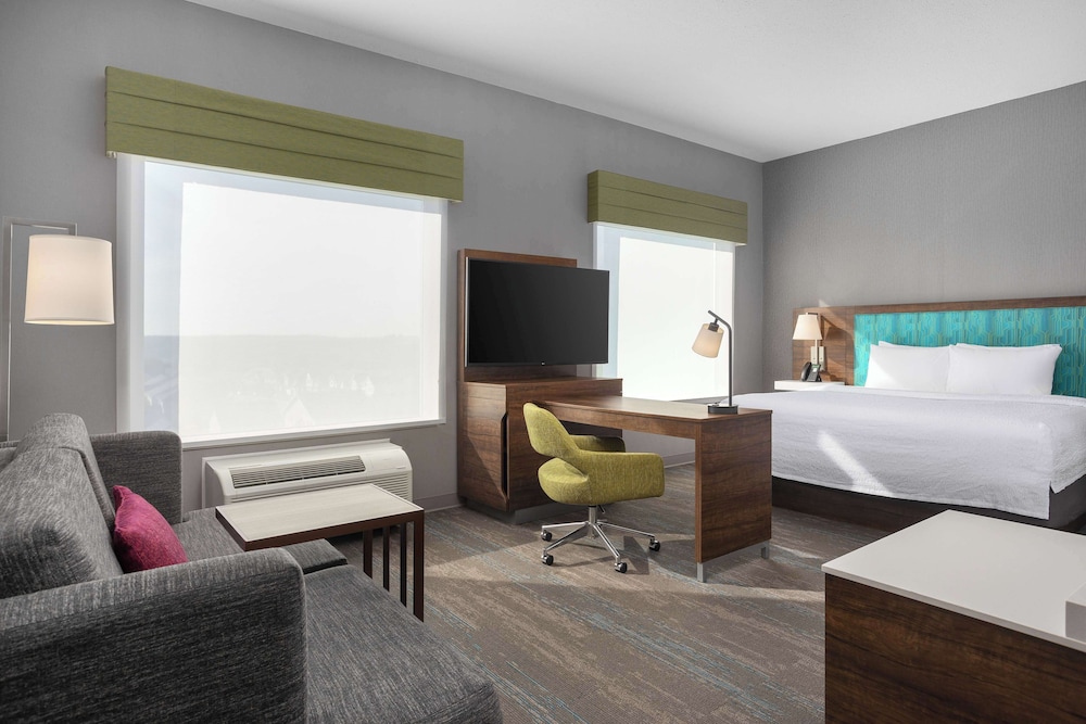 Studio, 1 King Bed, Refrigerator & Microwave (Wet bar) photo 1