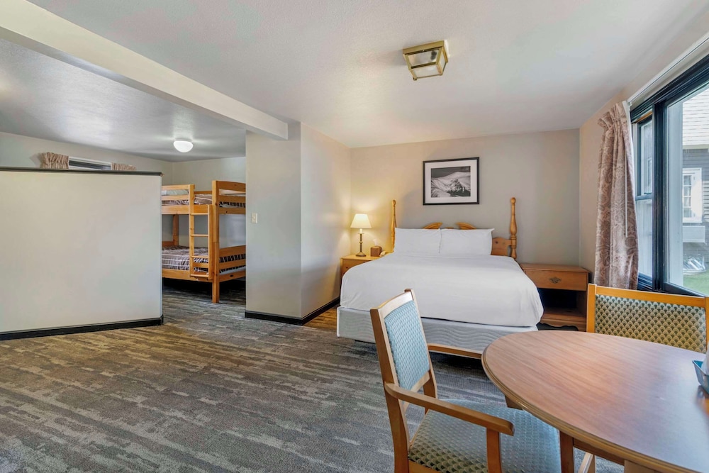 Standard Room, Multiple Beds, Non Smoking - Photo 4