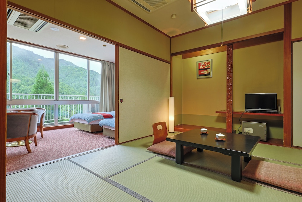 Family Room Spacious Japanese-Western Family Room photo 3