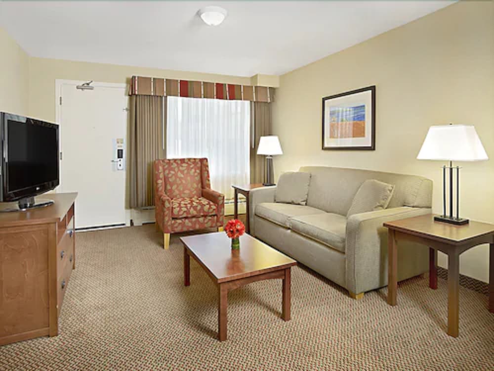 Renovated 1 King Bed Suite - Main building - Photo 1