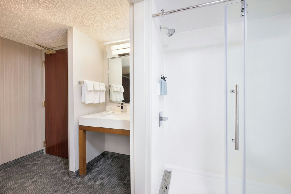 Room, 2 Queen Beds, Balcony (Mobility/Hearing Accessible, Tub) - Photo 9