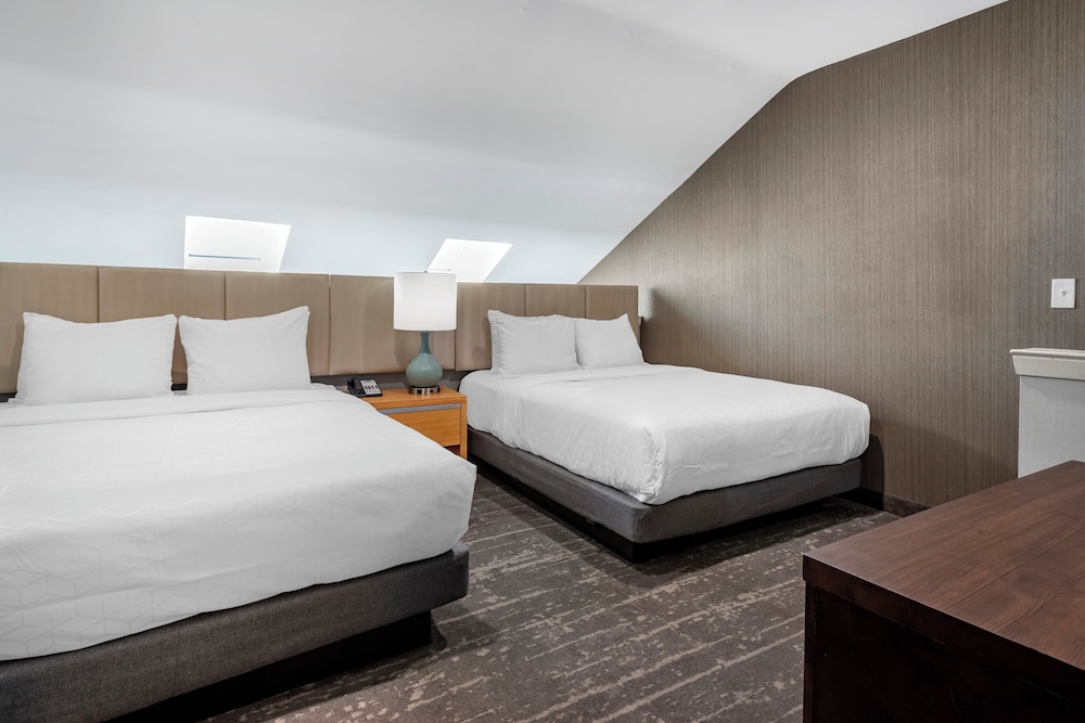 Deluxe Suite, 2 Queen Beds, Non Smoking photo 1