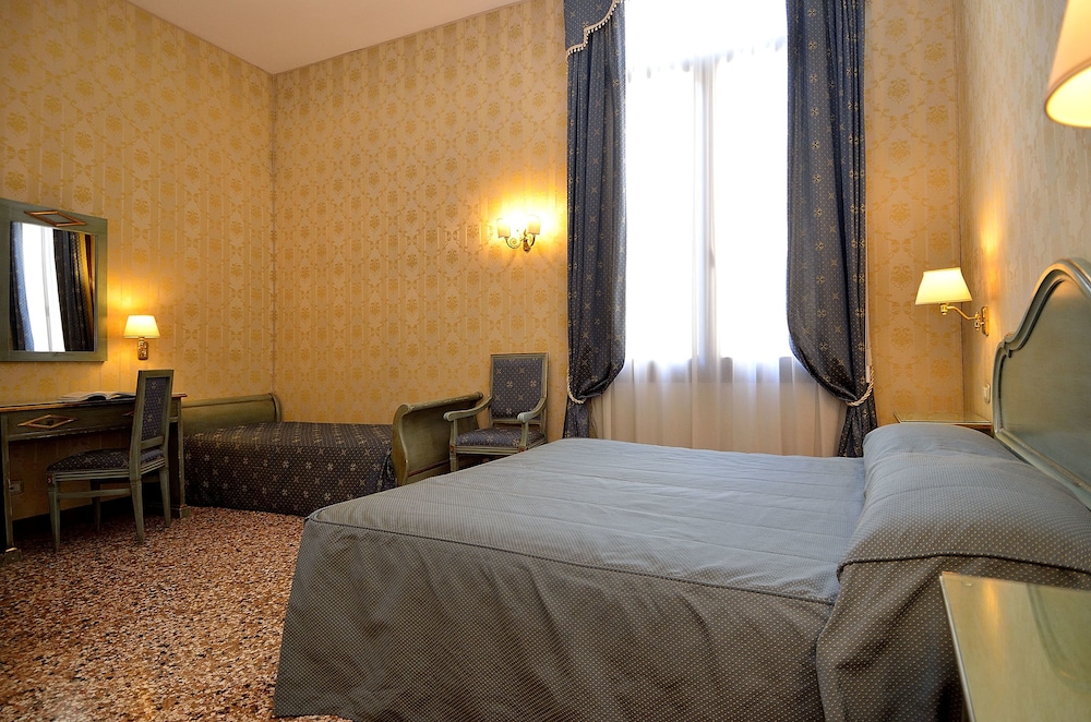 Deluxe Triple Room photo 3