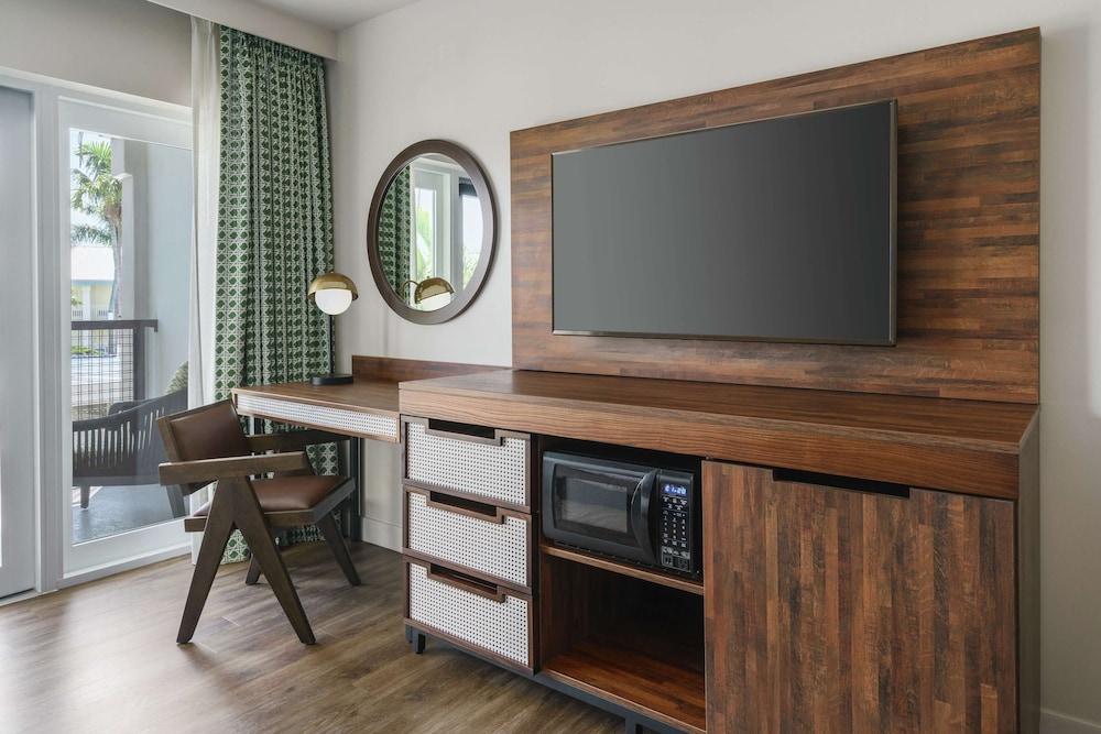 Room, 1 King Bed, Accessible (Mobility & Hearing, Roll-in Shower) - Photo 3