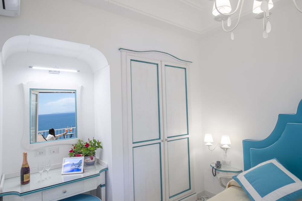 Double or Twin Room, Sea View - Photo 8