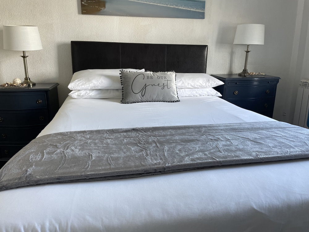 Double Room, Ensuite (Room 6, 2nd Floor)
