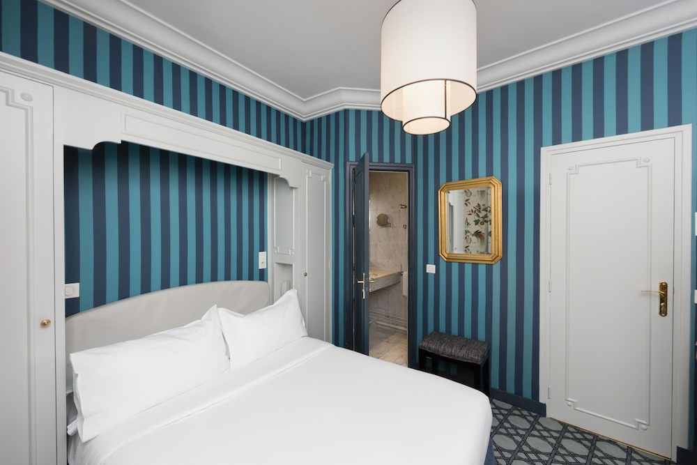 Standard Double Room thumbnail 5