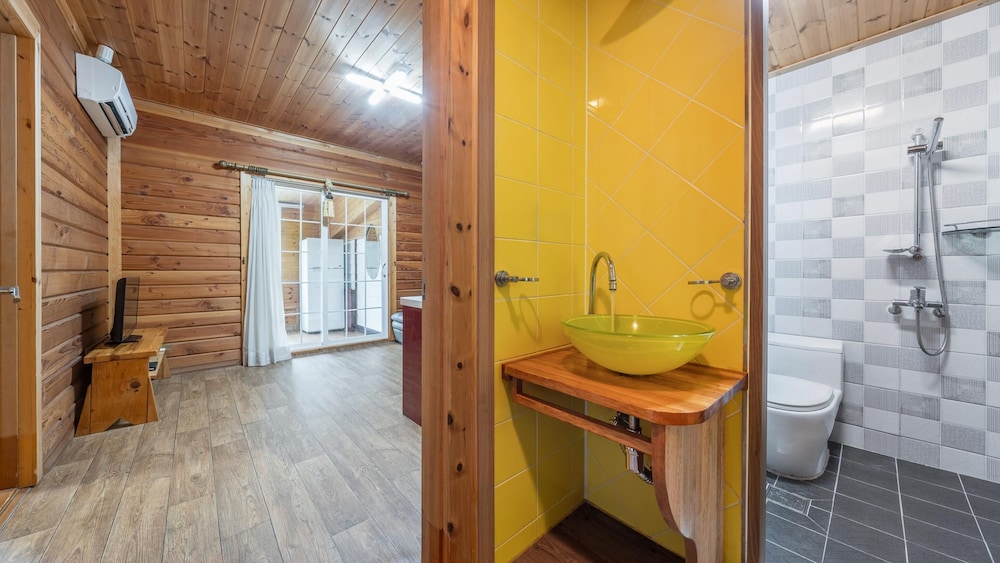 Basic Room, 1 Bedroom (Yellow-3) - Photo 7