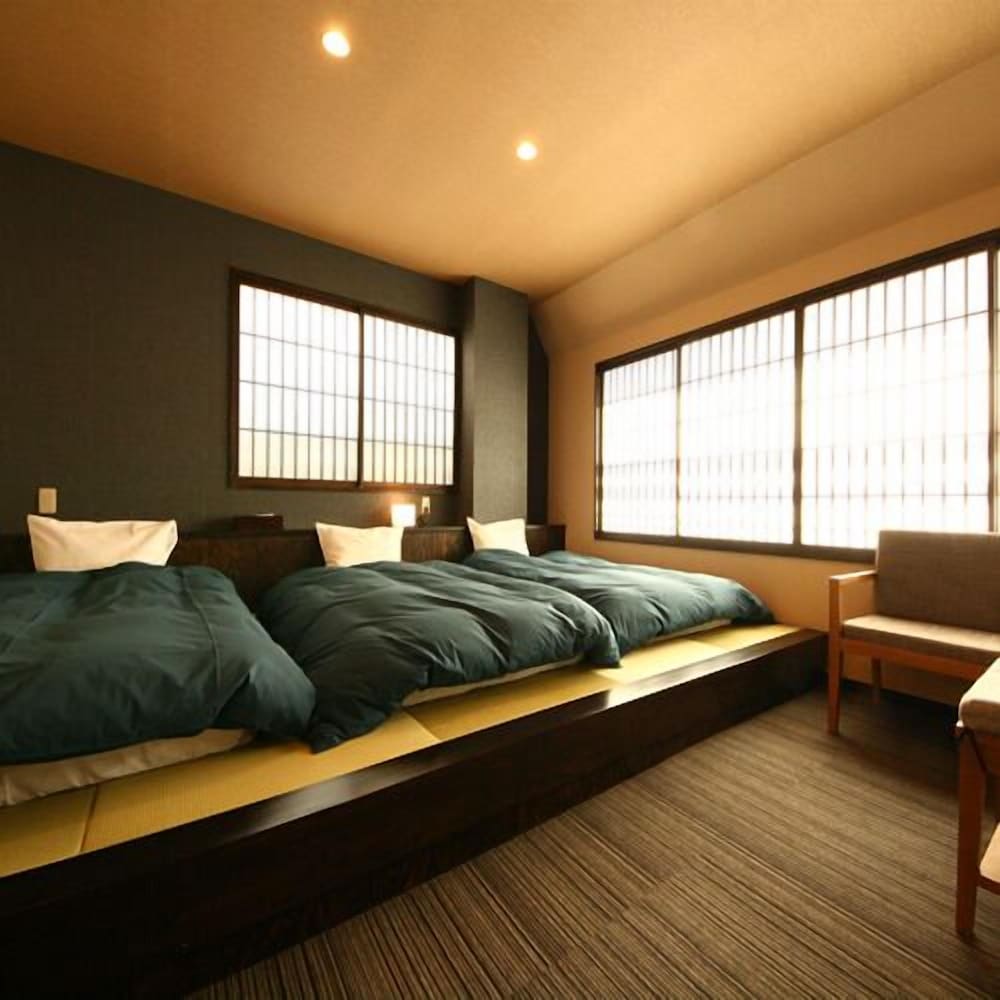 Western-Style Triple Room with Private Bathroom photo 2
