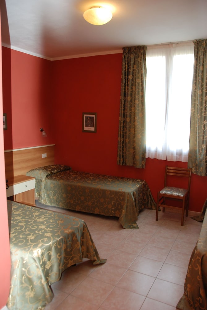 Standard Double or Twin Room - Photo 7