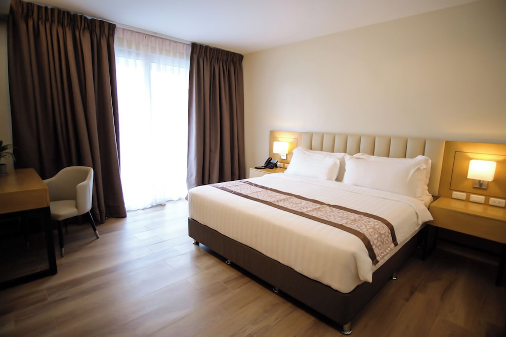 Deluxe Room, 1 King Bed photo 2