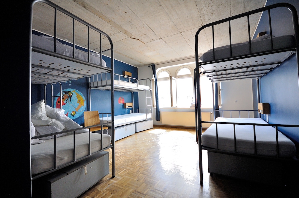 1 Bed in a mixed dorm for 6 person photo 2