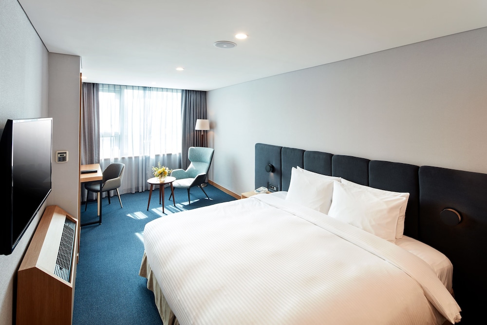 Double Room, City View (Bigger than most in Seoul) photo 1