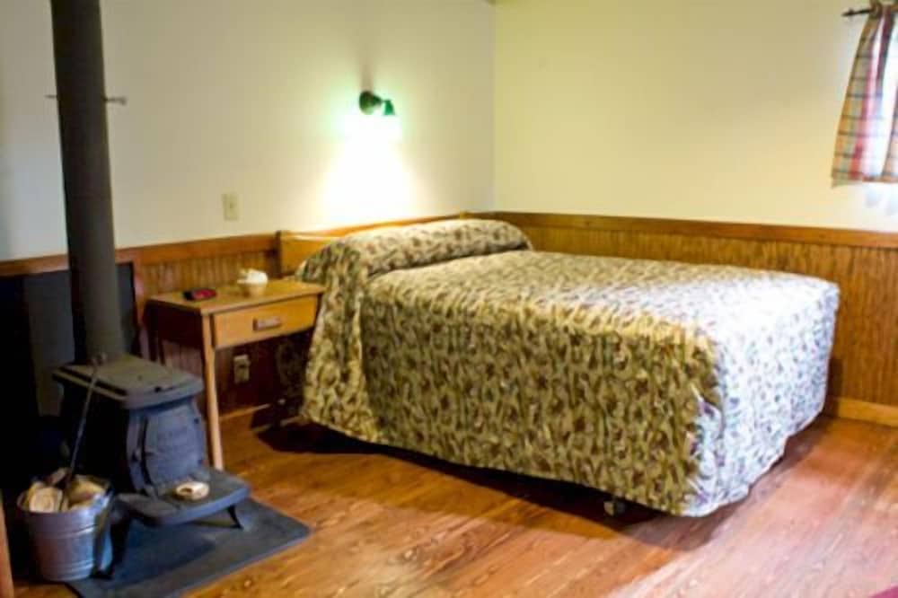 Roughrider Cabin 1 Double / No Bath photo 3