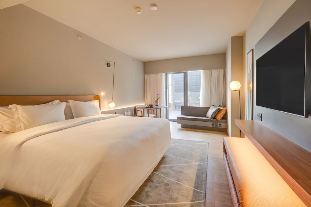 Executive Room, 1 King Bed - Photo 1