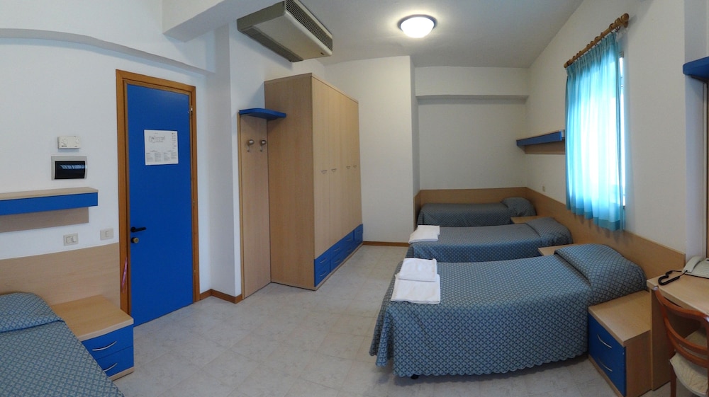 Quadruple Room (Beach access included)