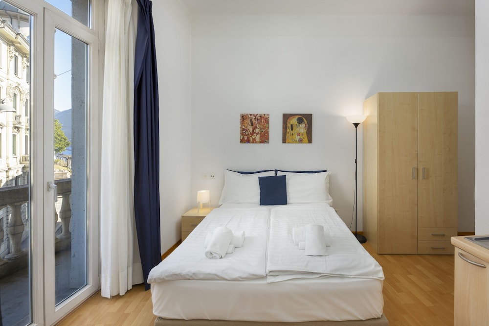 Queen Double Room with Lake View