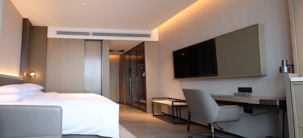 Deluxe Room, 1 King Bed photo 3