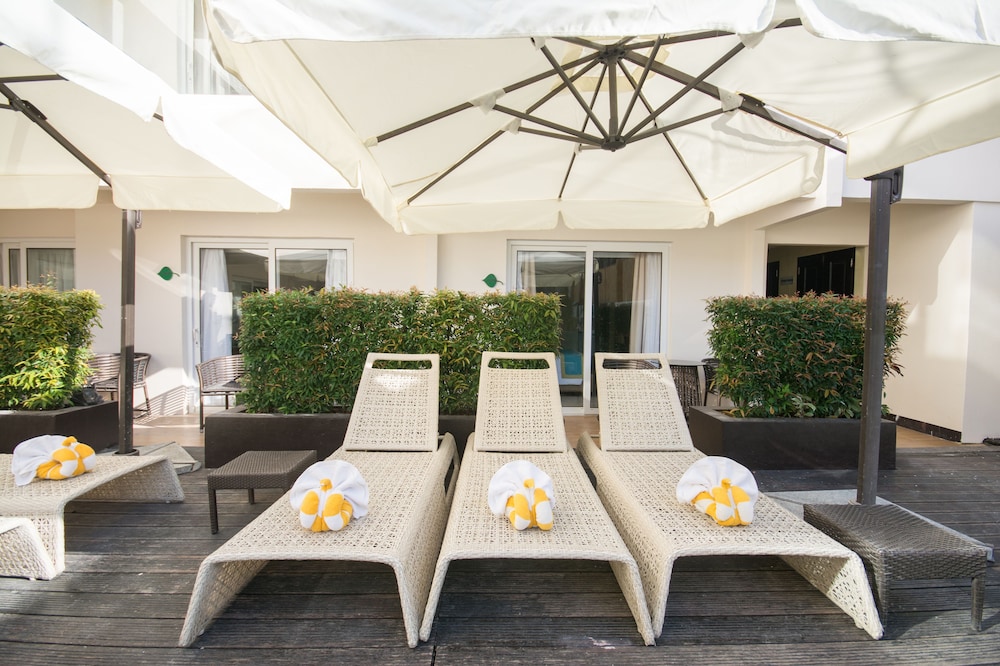 Deluxe Pool Access photo 2
