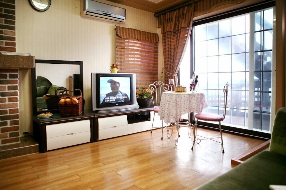 Room (103) photo 2