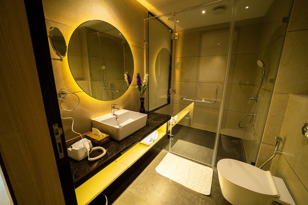Deluxe Room with Balcony - Photo 6