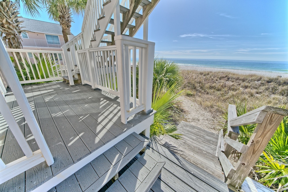 House, 5 Bedrooms, Balcony, Beachfront photo 2