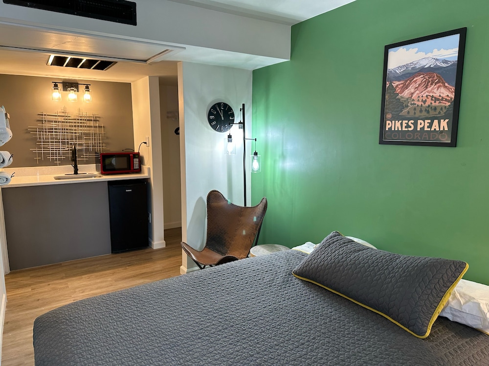 Premium Quadruple Room, 2 Queen Beds, Non Smoking, Refrigerator & Microwave photo 2