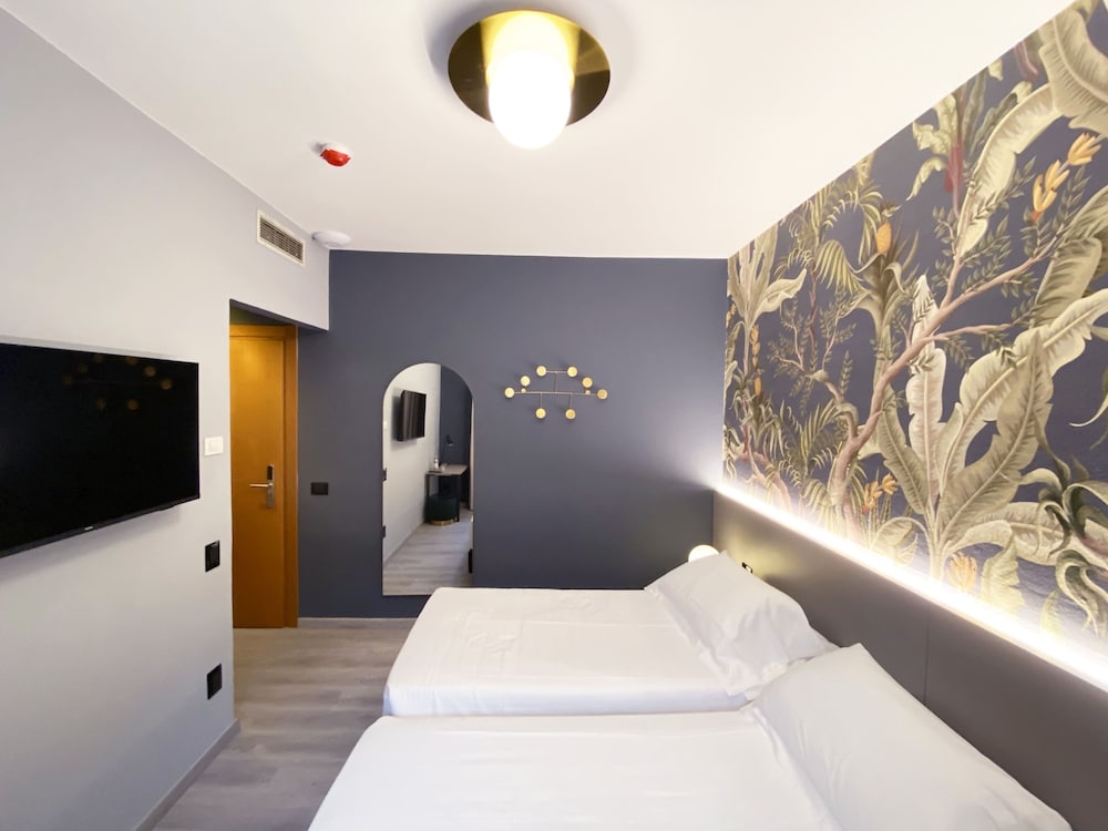 Classic Double or Twin Room, City View photo 2