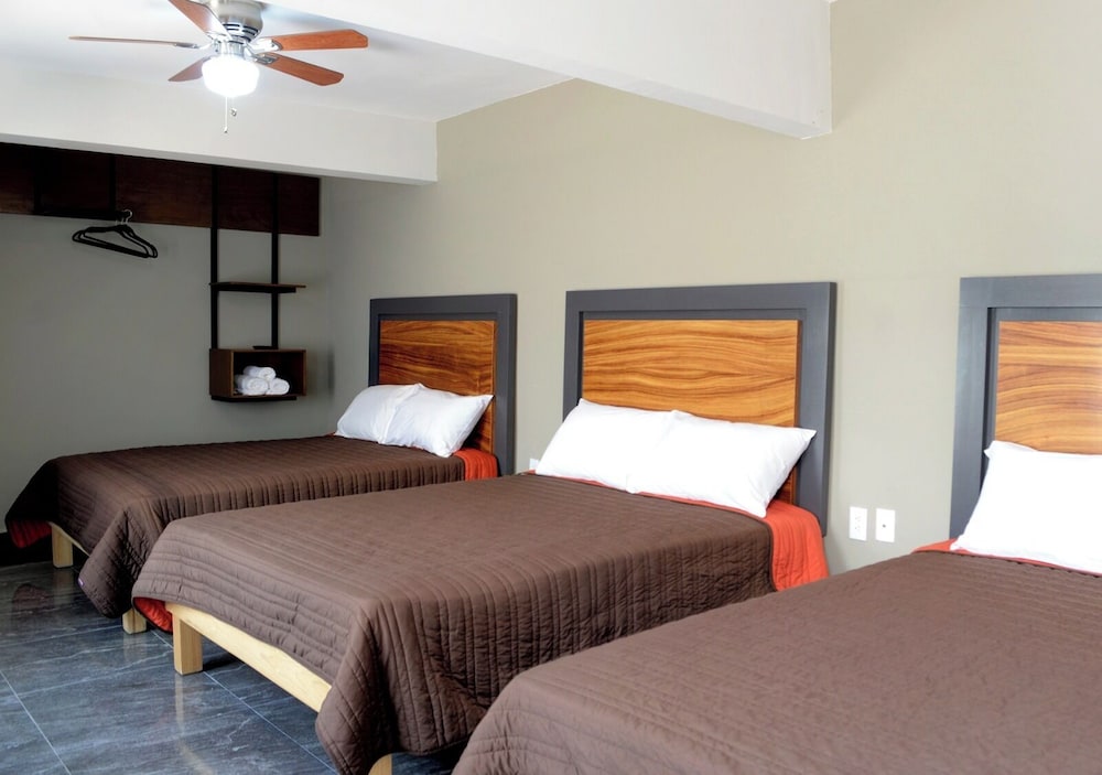 Family Room, 1 Bedroom - Photo 4