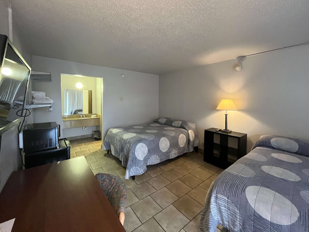 Standard Room, 2 Queen Beds, Non Smoking, Refrigerator & Microwave - Photo 5