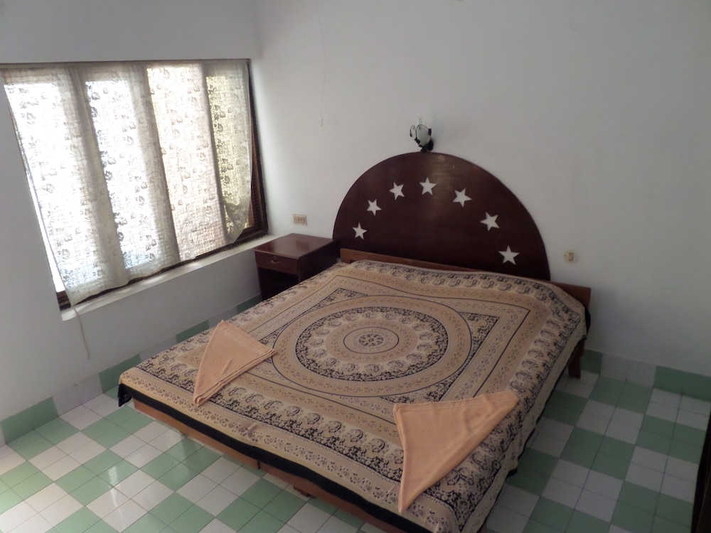 Deluxe Non Ac Room photo 1