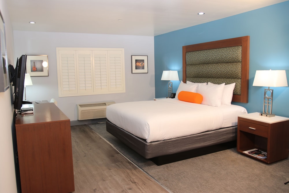 Deluxe Room, 1 King Bed, Non Smoking - Photo 10