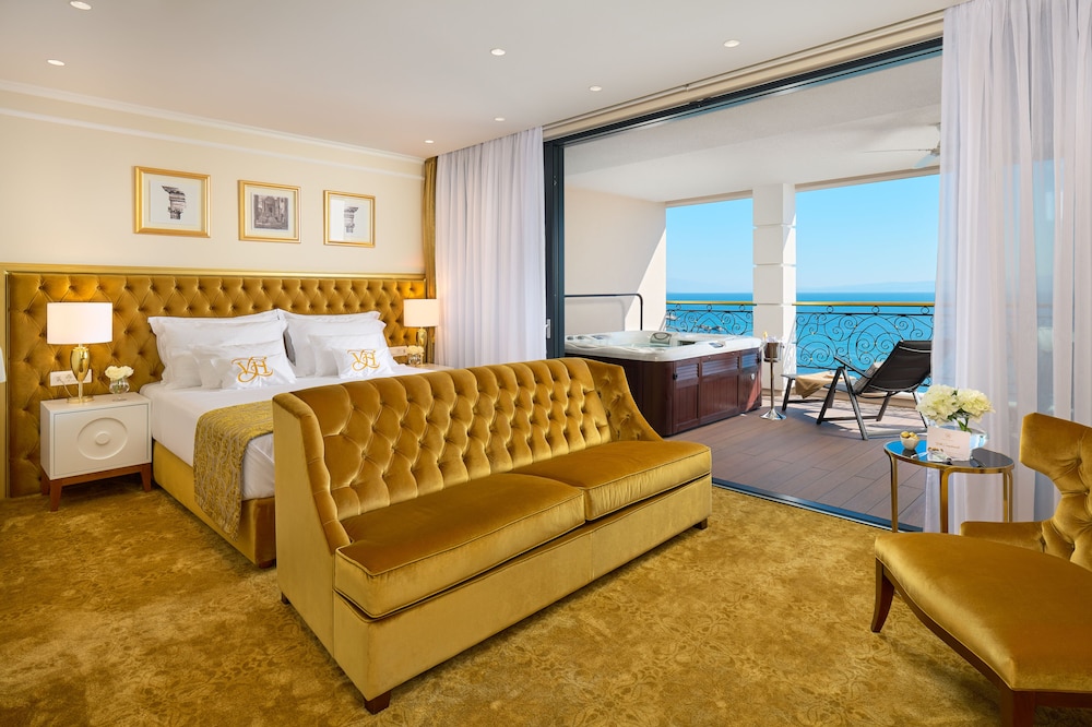 Luxury suite (Sea front, Balcony, Jacuzzi) - Photo 15