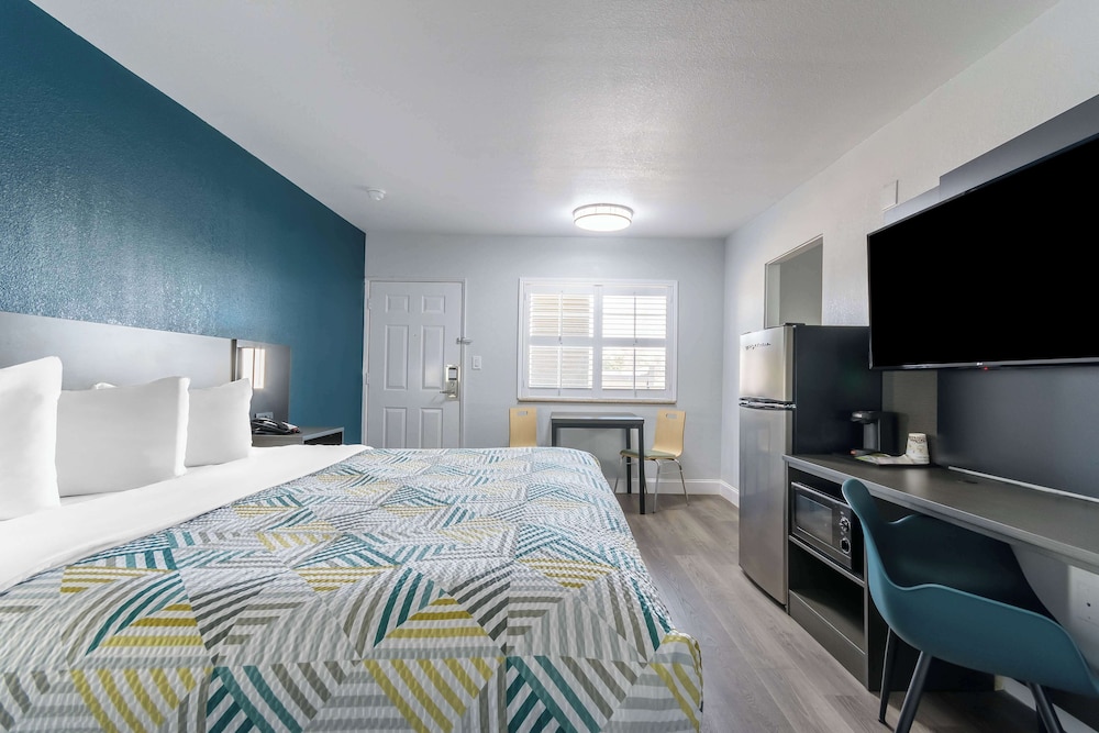 Standard Room, 1 King Bed, Non Smoking, Refrigerator & Microwave - Photo 3