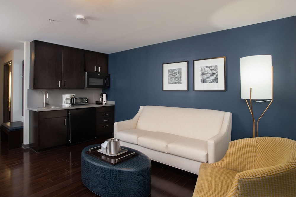 Suite, 1 King Bed, Bathtub (Tavern) photo 1