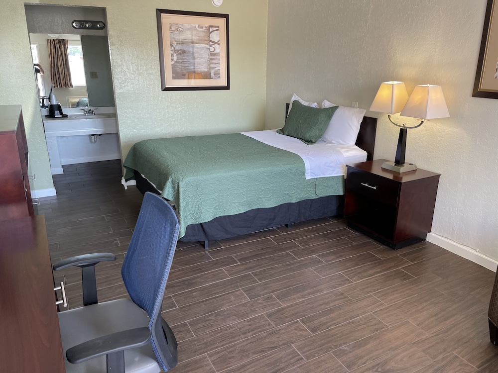 Newly remodeled rooms, 1 Queen Bed, Non-smoking, Not Pet Friendly - Photo 1