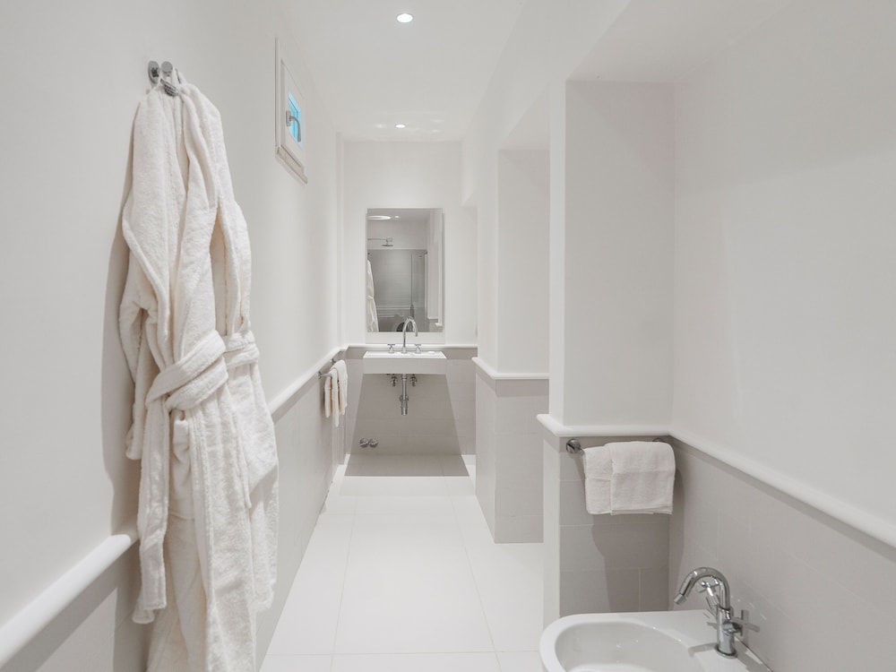 Exclusive Suite, 2 Bedrooms - Photo 7